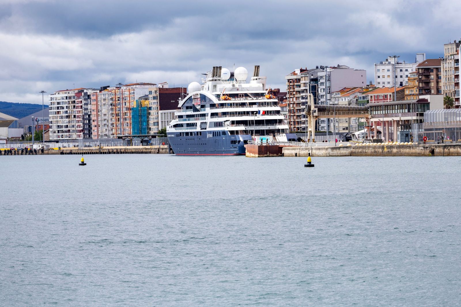 Crucero atracado en el puerto de Santander