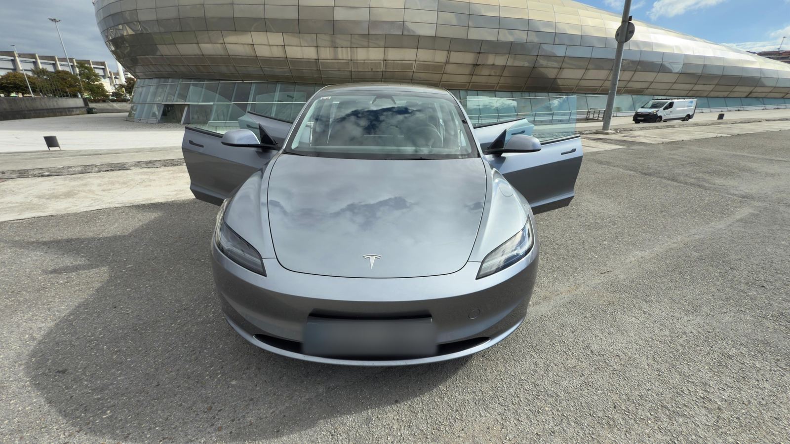 Tesla Model 3 con las puertas abiertas esperando al cliente