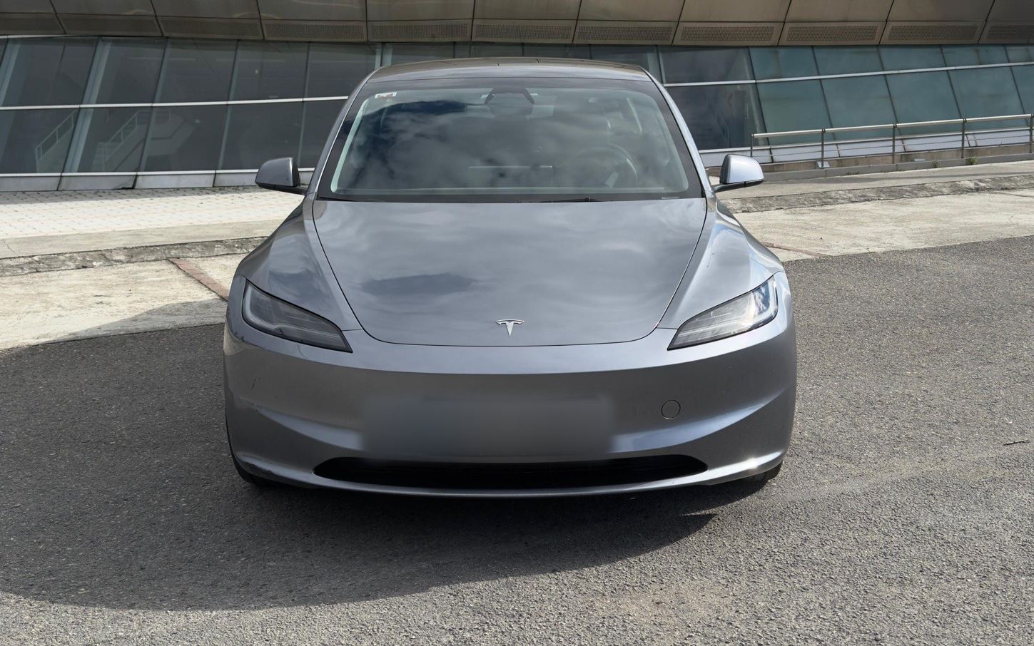 Tesla Model 3 gris de Cantabria Drive en Santander